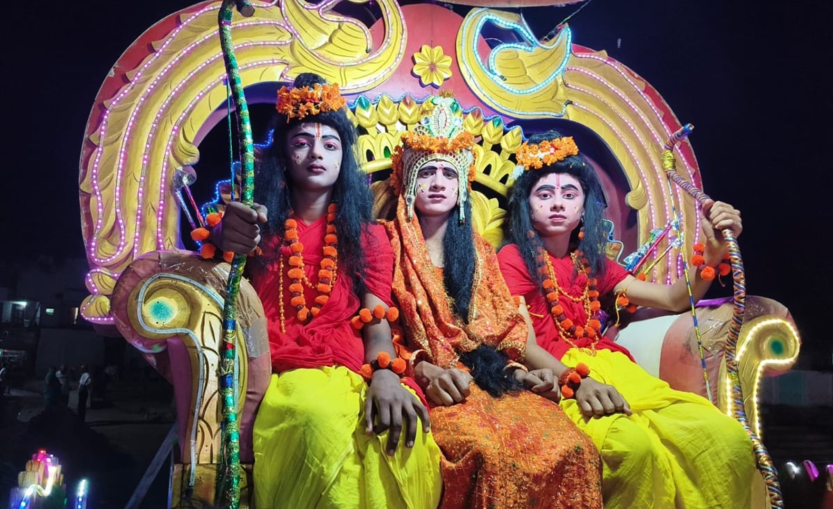 Shahjahanpur News: धूमधाम से निकाली राजगद्दी...दर्शन के लिए उमड़े श्रद्धालु