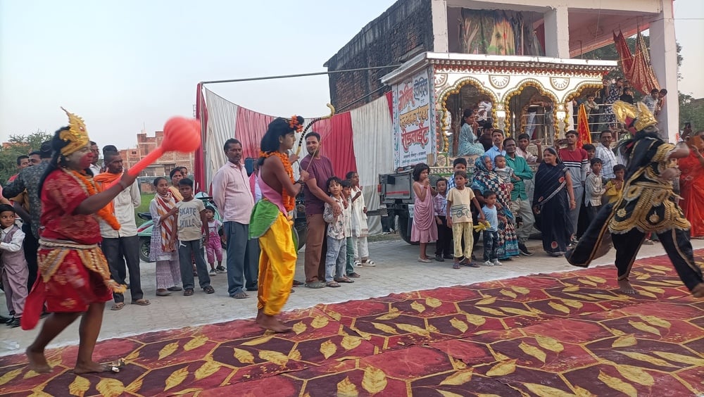Azamgarh News: रावण का पुतला दहन, जयकारों से गूंजा क्षेत्र