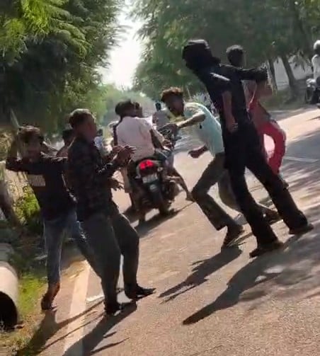 Shahjahanpur News: जिला बदर कहने पर भड़के, युवक और साथी को पीटा