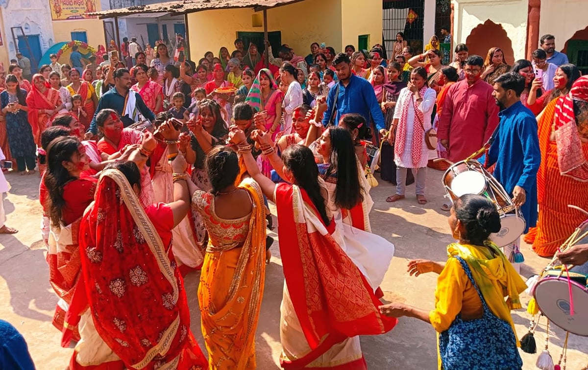 Shahjahanpur News: सिंदूरोत्सव के साथ शोभायात्रा निकालकर देवी मां की मूर्तियों का विसर्जन