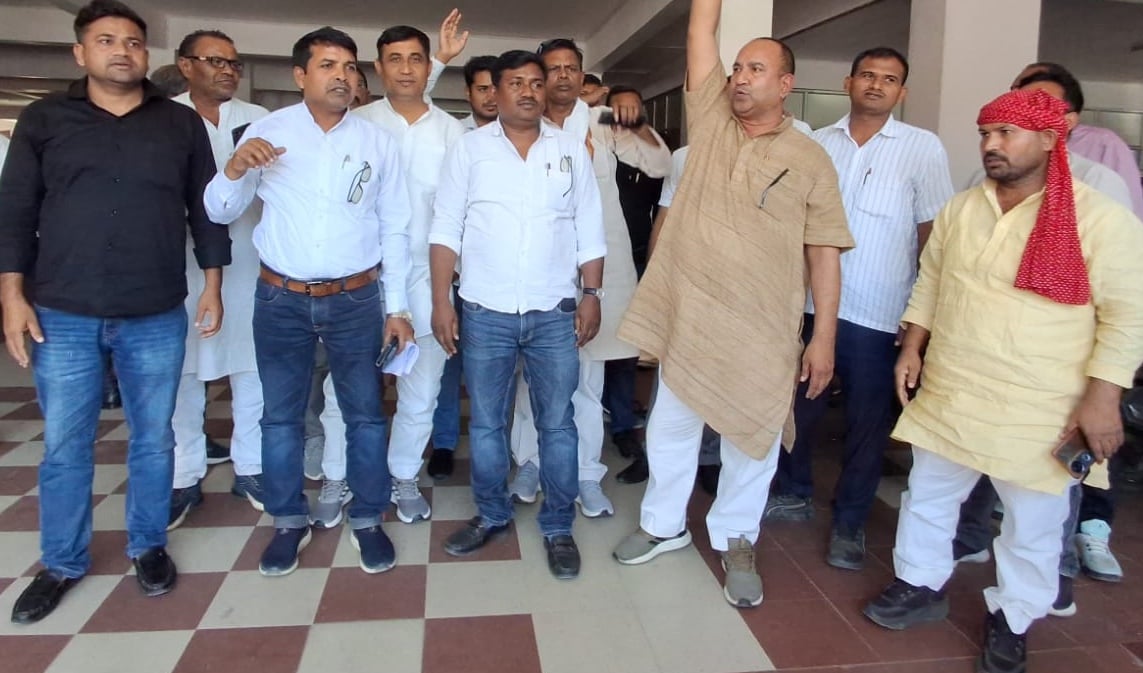 Azamgarh News: चुनाव से पहले वित्तविहीन विद्यालयों के प्रबंधकों पर दबाव बनाने का आरोप