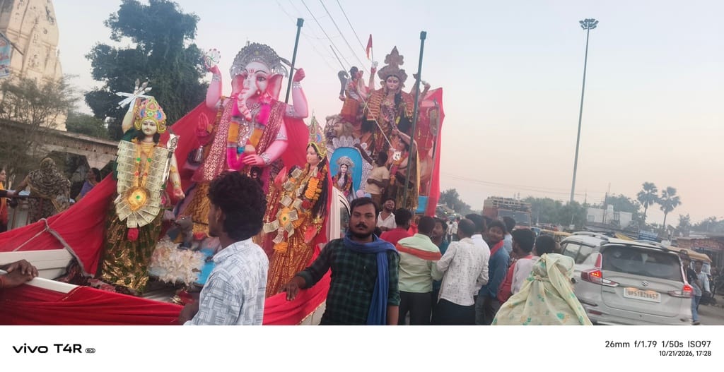 कलवारी क्षेत्र की दुर्गा प्रतिमा विसर्जन के लिए जाती हुई