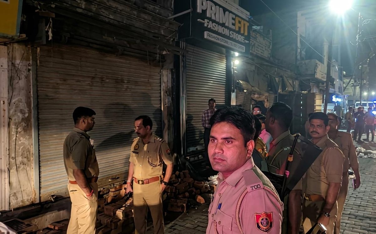 Hathras News: दुकान के विवाद में सड़क पर भिड़े दो भाइयों के परिवार