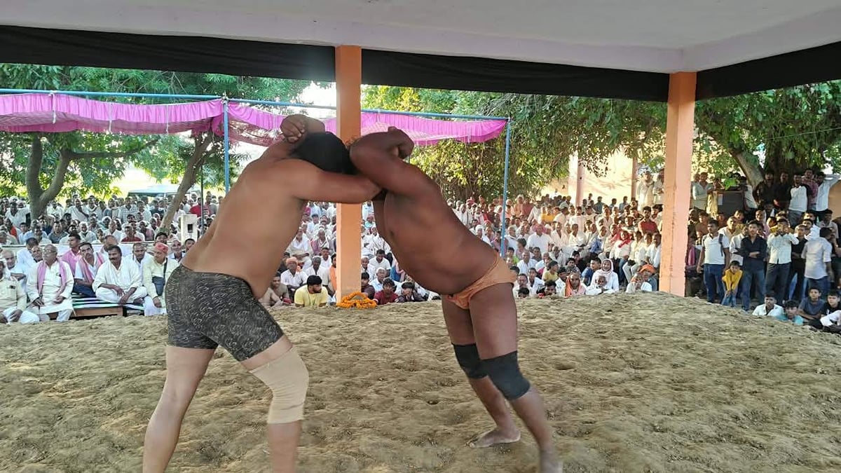 Chandauli News: मुलायम और शुभम शर्मा ने इनामी कुश्ती जीती