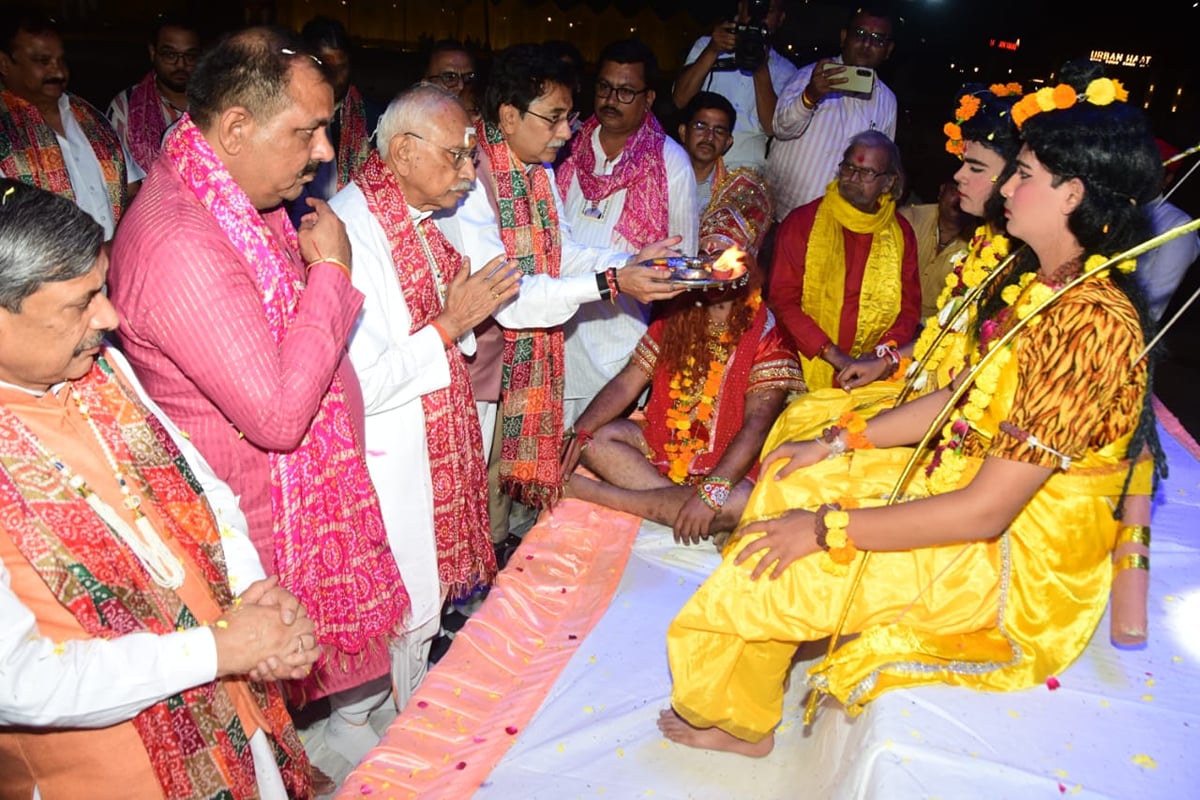 Jhansi News: श्रीराम का हुआ राज्याभिषेक, देवताओं ने की पुष्पवर्षा