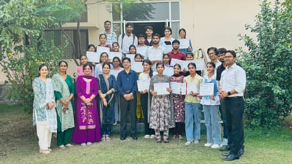 कुरुक्षेत्र। विजेता छात्र- छात्राओं के साथ शिक्षक। स्वयं