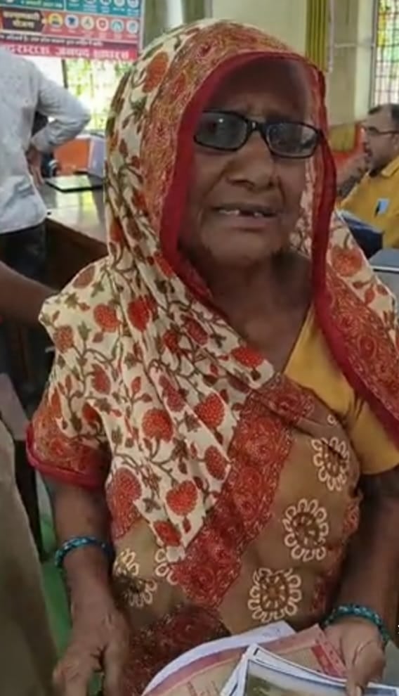 Hathras News: तहसील सभागार में वृद्धा ने की आत्मदाह की कोशिश