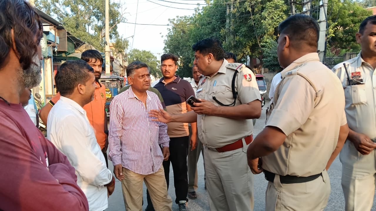 कोर्ट रोड पर दुकानदारों से बात करते यातायात प्रभारी विक्रांत। 