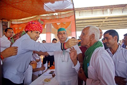 किसना को मिठाई खिलाते जिलाधिकारी। संवाद
