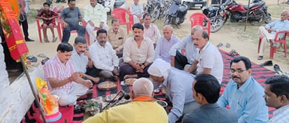 कांट रामलीला में गणेश पूजन करते लोग। स्रोत: समिति
