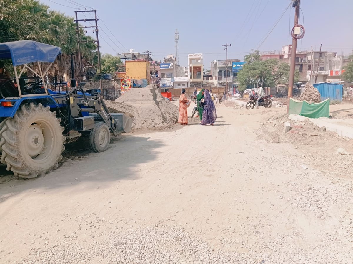 Shahjahanpur News: सड़कें बंद, वैकल्पिक रास्तों पर जाम, धीमे निर्माण ने बढ़ा दीं शहर की मुश्किलें