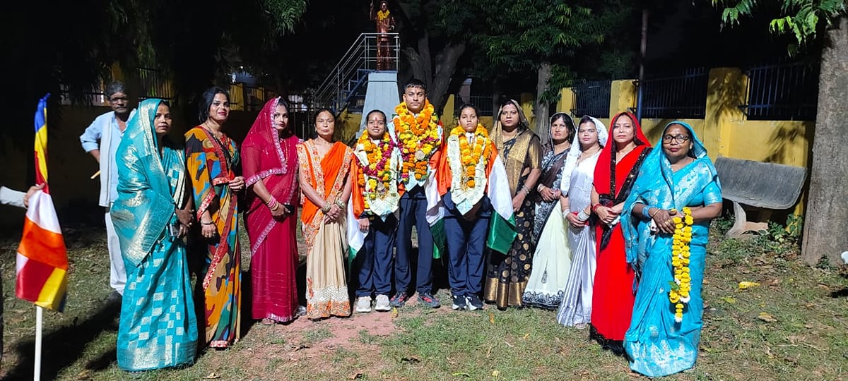 Agra News: अंतरराष्ट्रीय कराटे में चमके तीन लाल, भूटान से लौटने पर भव्य स्वागत