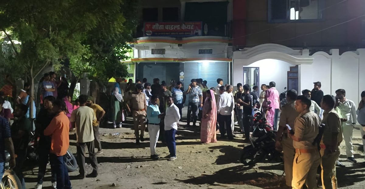 Azamgarh News: नवजात की मौत पर हंगामा, अस्पताल के सामने शव रखकर बैठे परिजन