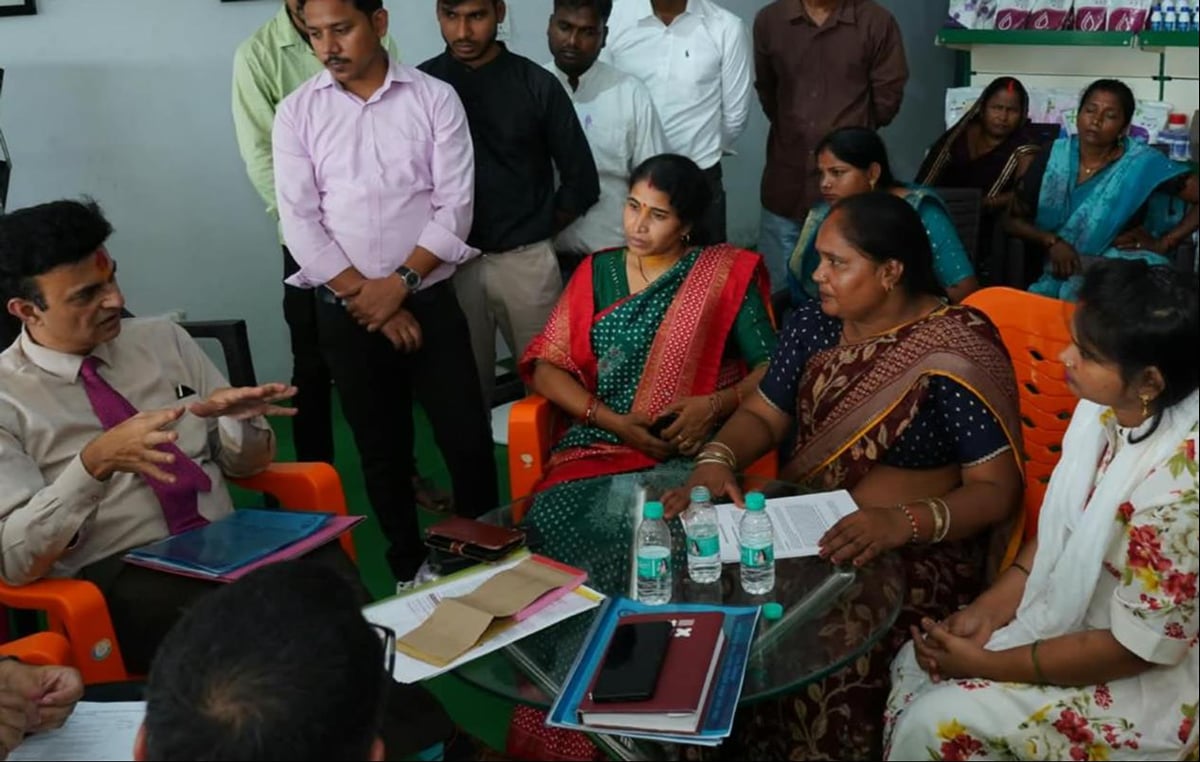 Mirzapur News: केंद्र सरकार के सचिव से महिला किसानों ने साझा किए अनुभव