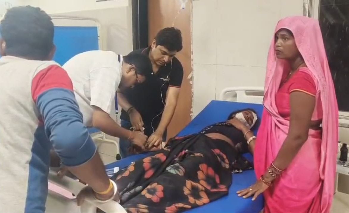 Unnao News: चलते ट्रैक्टर की उठी हाइड्रोलिक ट्रॉली, बच्ची की मौत, 13 लोग घायल