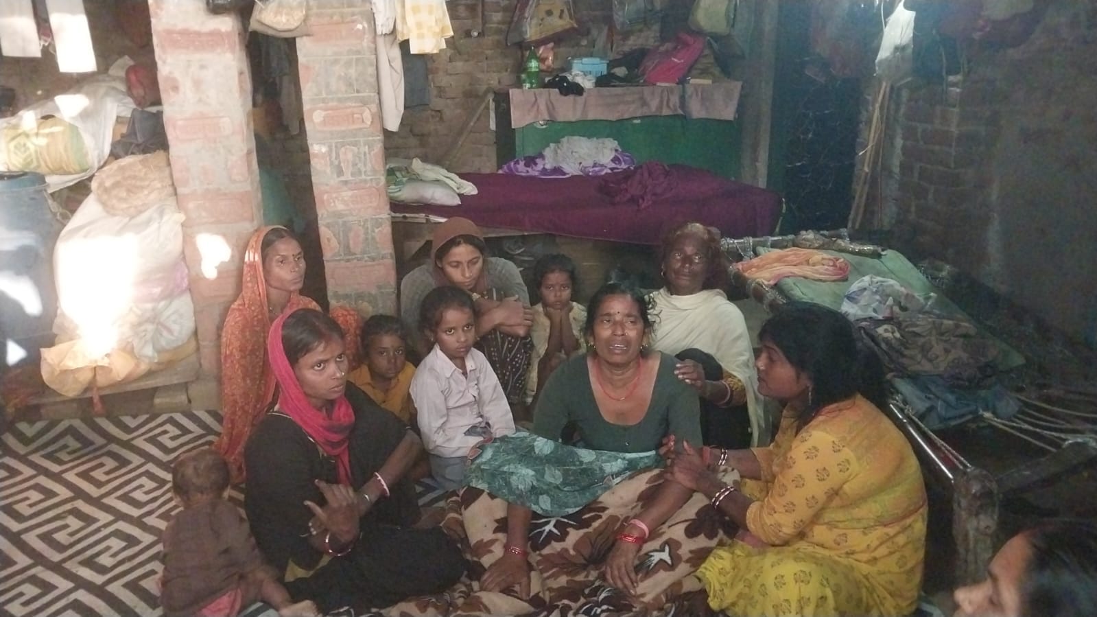 मृतक सुद्धू चौधरी के रोते-बिलखते परिजन स्रोत पुलिस