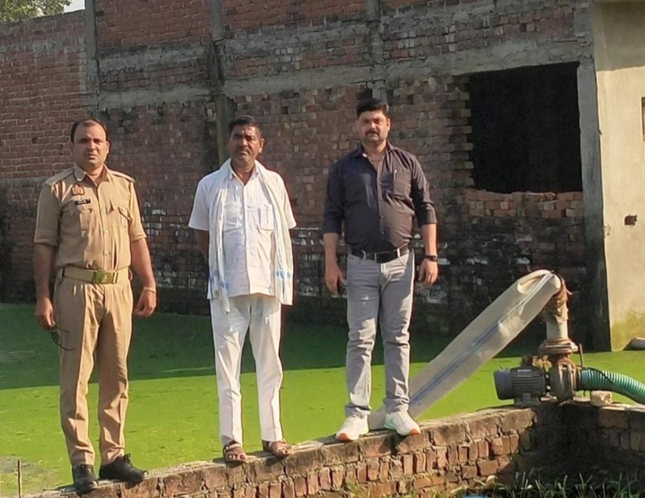 Shahjahanpur News: 25 दिन से भरे पानी की निकासी के लिए पंप लगाया