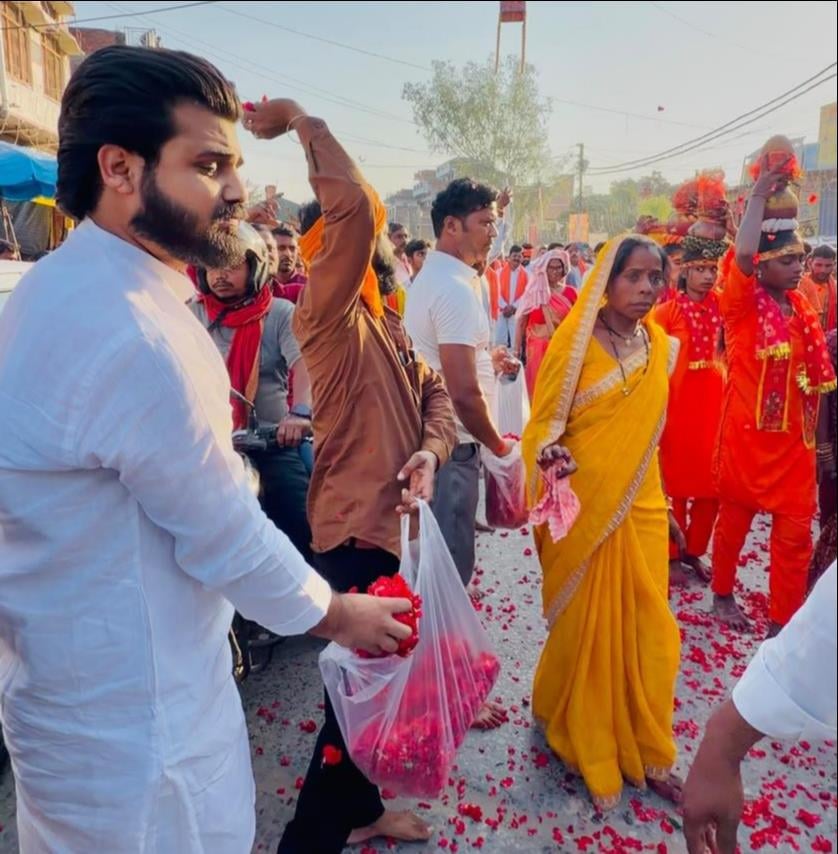 Ballia News: लाग जुलूस में मुस्लिम बंधुओं ने की पुष्पवर्षा, दिखी कौमी एकता