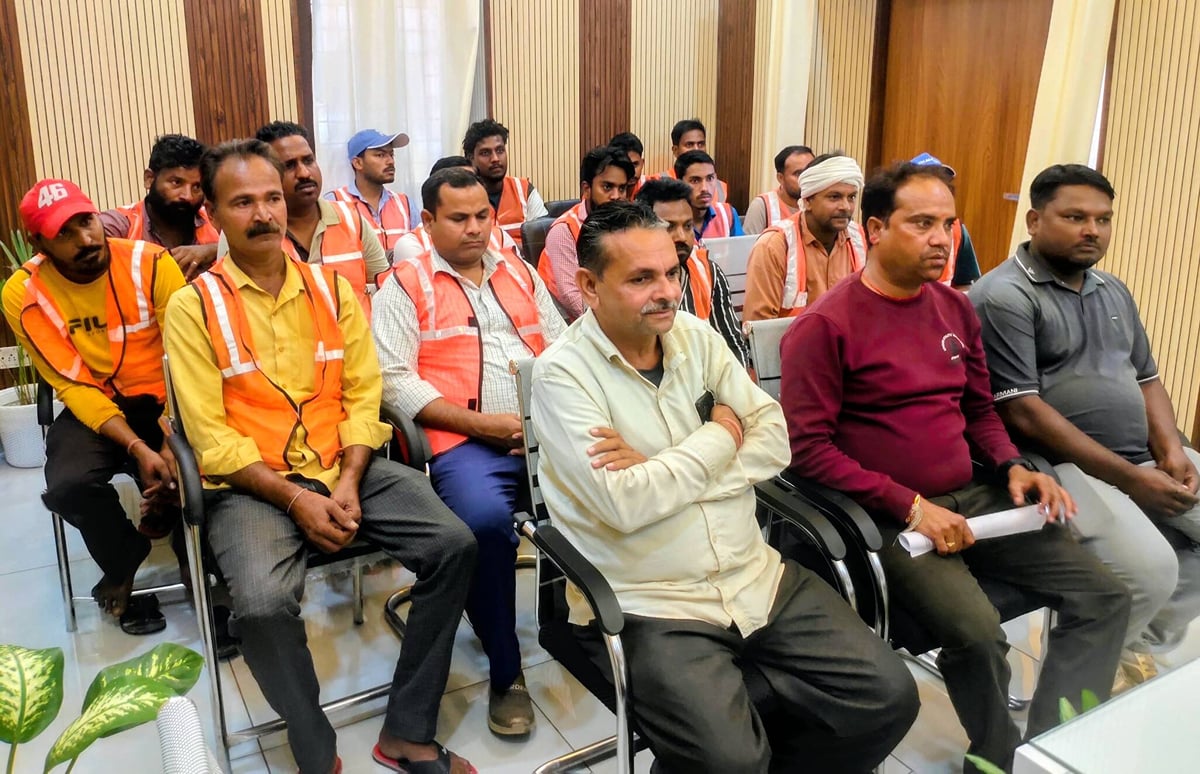 Meerut News: सफाई मित्रों को दिया ठोस अपशिष्ट प्रबंधन का प्रशिक्षण