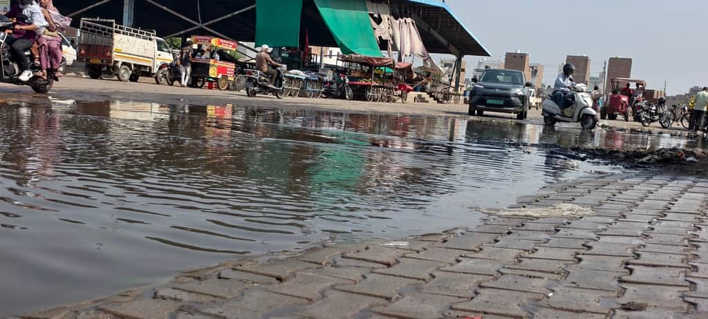नई सब्जी मंडी रोड पर फैला सीवर का पानी। 