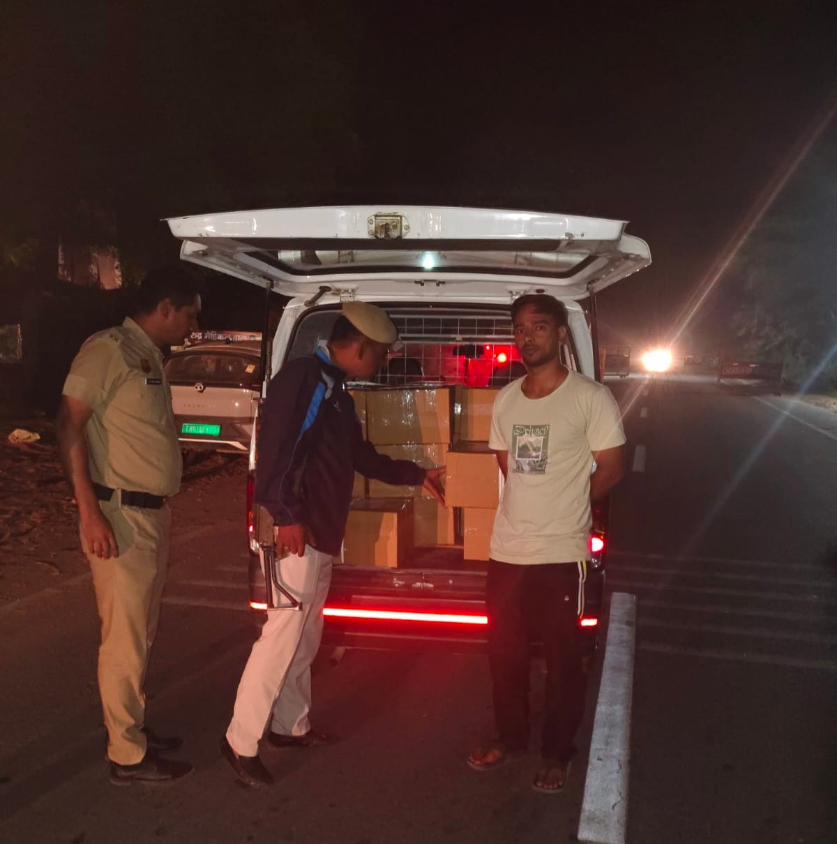 नाके पर जांच करते हुए पुलिसकर्मी। 