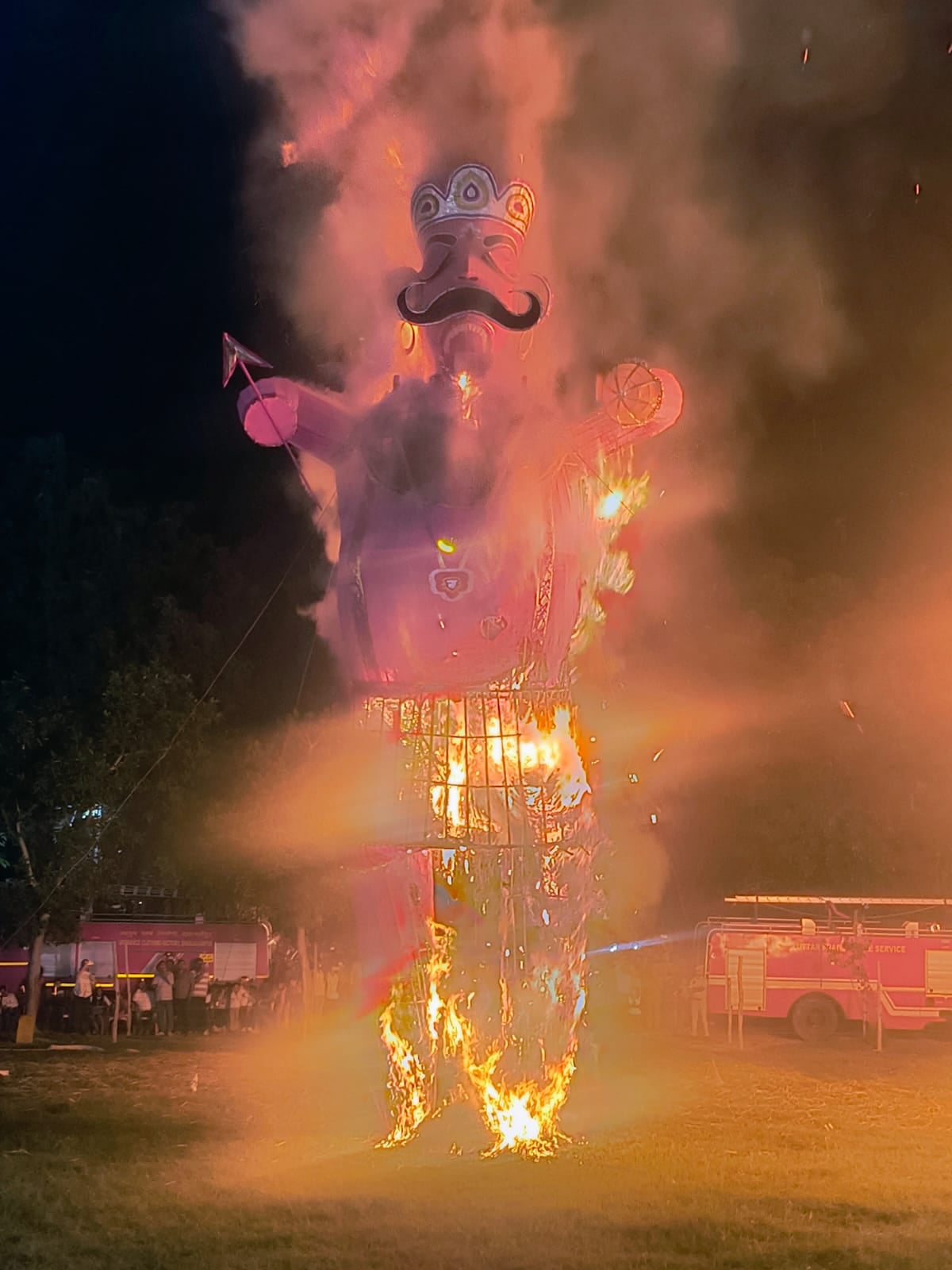 Shahjahanpur News: श्रीराम के बाणों से रावण को मिला मोक्ष, सत्य की हुई विजय