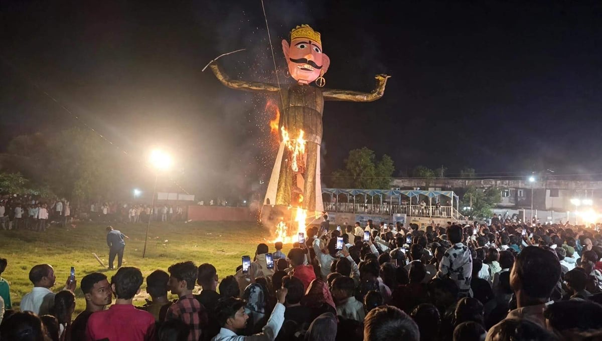 Chandauli News: तीर लगते ही धू-धू जला दशकंधर, गूंजे श्रीराम के जयकारे