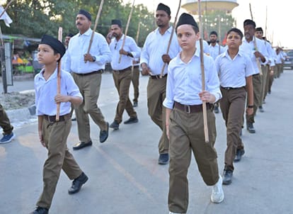 पीडीडीयू नगर में पथ संचलन में शामिल स्वयं सेवक संघ के सदस्य। स्रोत:-जागरूक पाठक