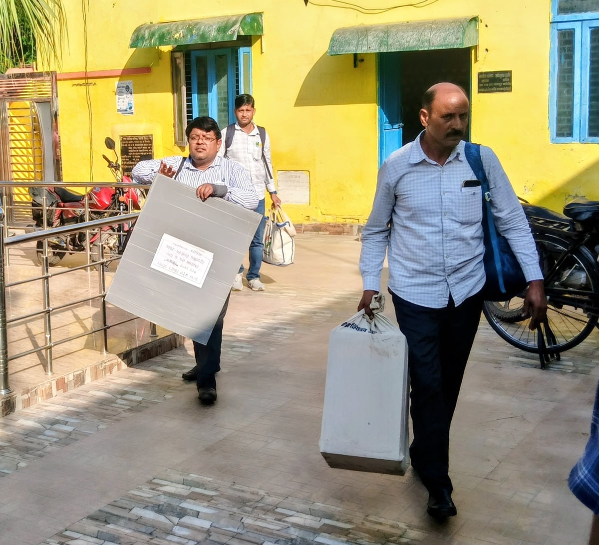 Meerut News: एमएलसी चुनाव के लिए पोलिंग पार्टियां पोलिंग बूथों पर पहुंची