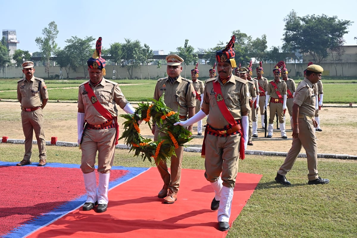 Ballia News: बलिदानी जवानों को पुलिस स्मृति दिवस पर दी श्रद्धांजलि