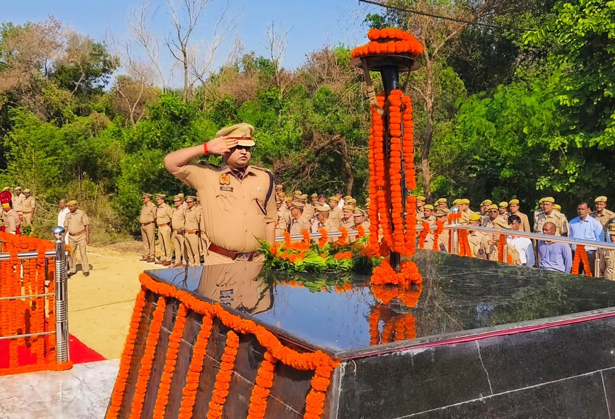 Sant Kabir Nagar News: पुलिस स्मृति दिवस पर शहीद जवानों को दी गई श्रद्धांजलि