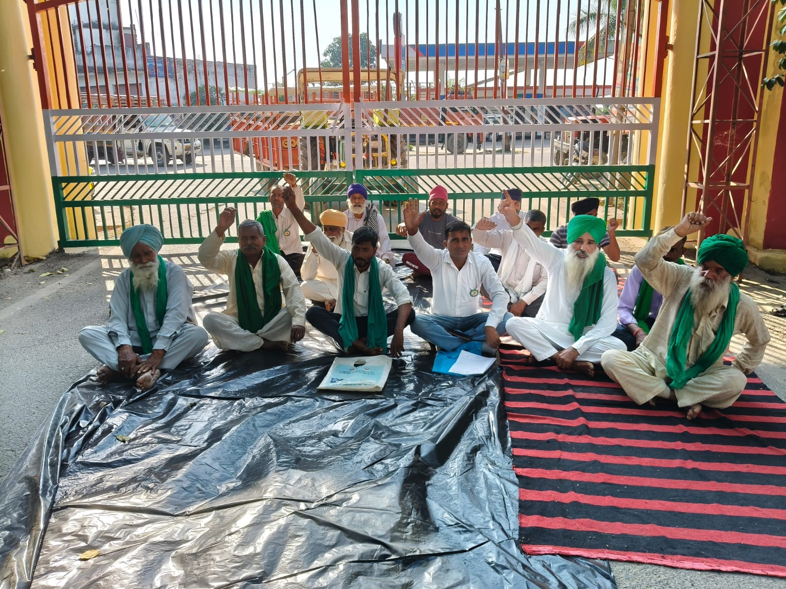पूरनपुर मंडी समिति के मुख्य गेट पर तालाबंदी कर धरना देकर प्रदर्शन करते भाकियू कार्यकर्ता -संवाद