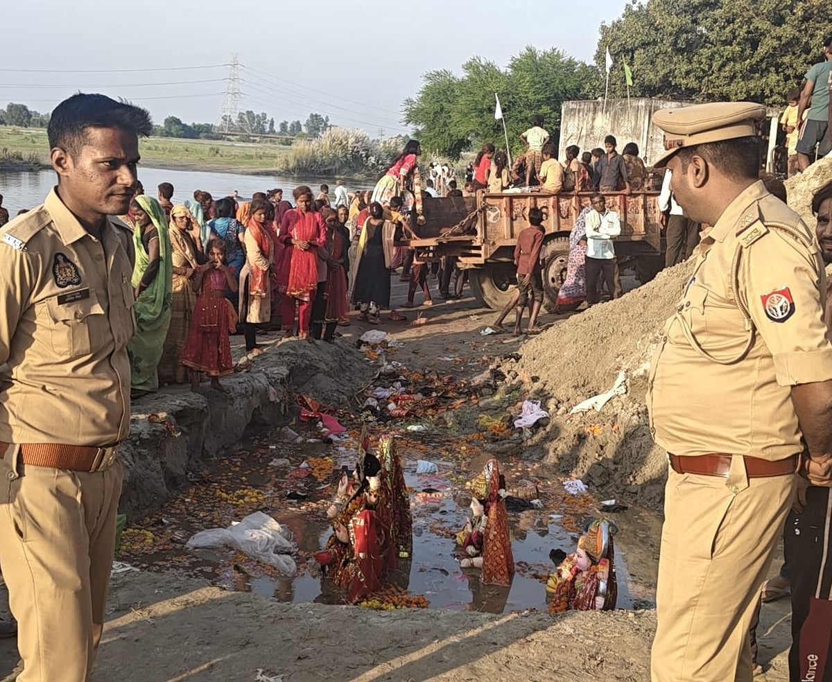 Unnao News: शोभायात्रा निकाल देवी प्रतिमाओं का किया विसर्जन