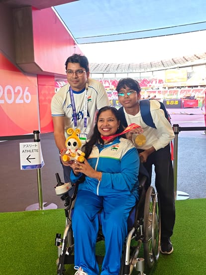 पति व बेटे के साथ एशियन पैरा गेम्स 2026 के डिस्कस थ्रो स्पर्धा में स्वर्ण पदक विजेता ग्रेटर नोए
