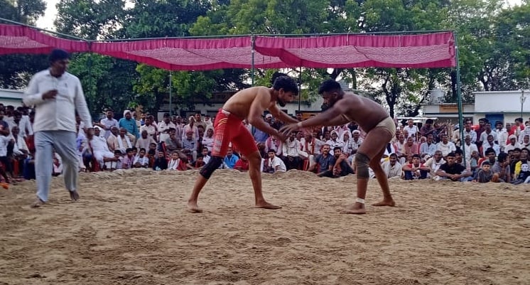 Azamgarh News: विजयदशमी पर दो अखाड़ों के बीच रोमांचक मुकाबला