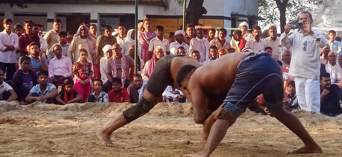 Azamgarh News: अखाड़े में 81 जोड़ी पहलवानों ने आजमाए दांव