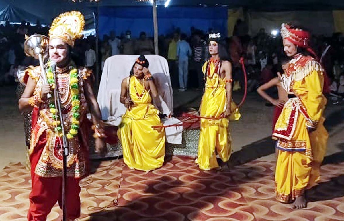 Shahjahanpur News: खैंचि सरासन श्रवन लगि छाड़े सर एकतीस।