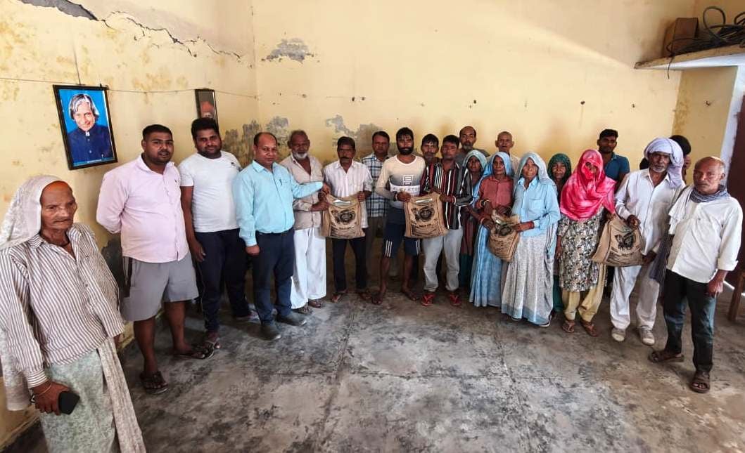 Meerut News: जांझोखर में खेत बचाओ अभियान में किसानों को बांटा बीज