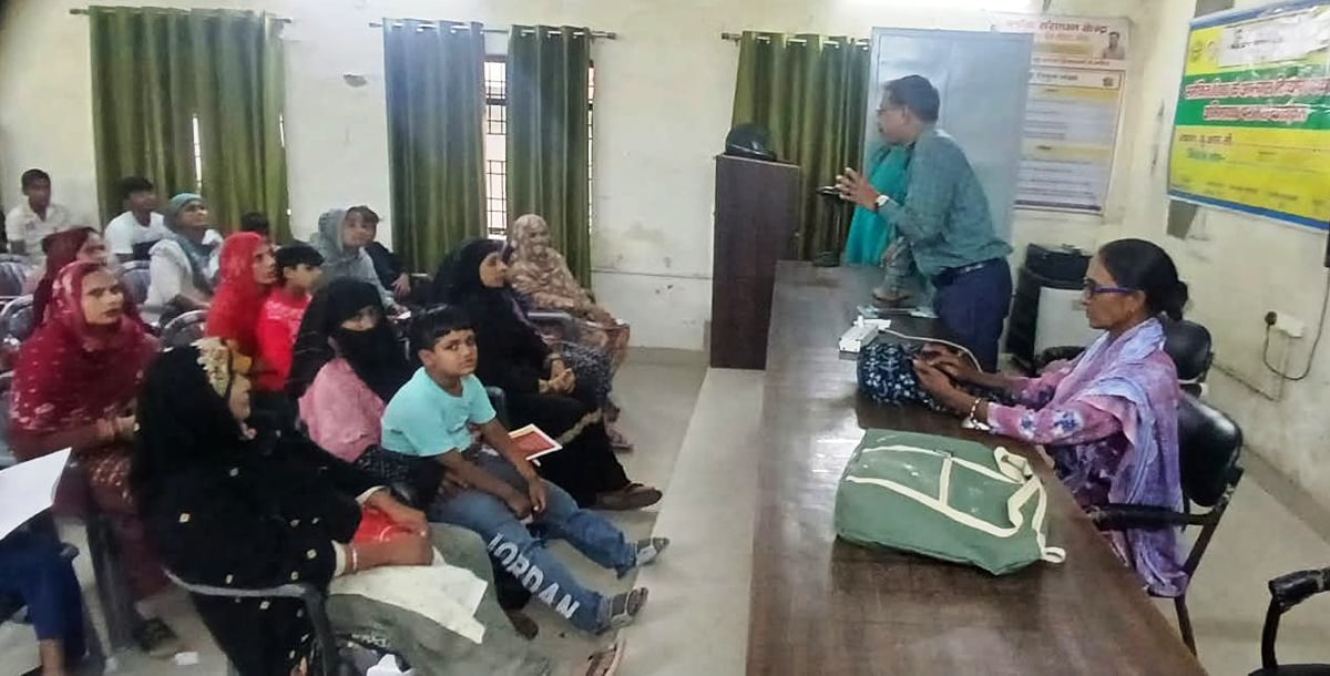 Meerut News: दिव्यांग बच्चों के अभिभावकों को सरकारी योजनाओं जानकारी दी