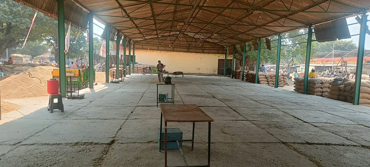 Shahjahanpur News: सरकारी क्रय केंद्रों पर धान खरीद की रफ्तार सुस्त, किसान परेशान