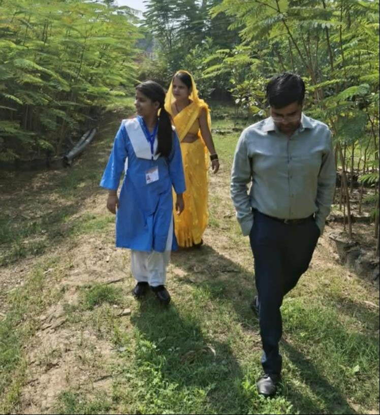 Etah News: छात्रा नंदनी गुप्ता ने एक दिन संभाली प्रभागीय निदेशक की जिम्मेदारी