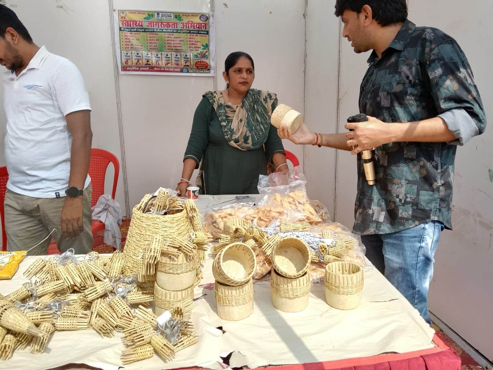 राखीगढ़ी महोत्सव में अपना स्टॉल लगाकर अपने उत्पाद बेचतीं मोनिका व अन्य। स्रोत : संवाद