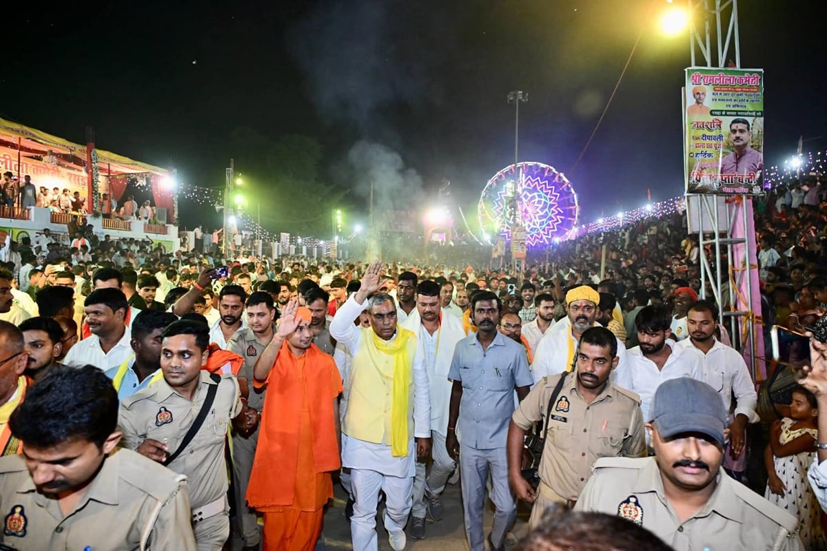 Ballia News: रामलीला मंच पर हंगामा, महामंडलेश्वर पर हमले का आरोप