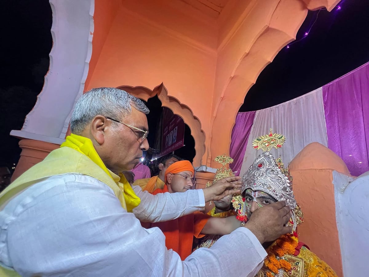 Ballia News: प्रभु श्री राम को चांदी का मुकुट पहनाया