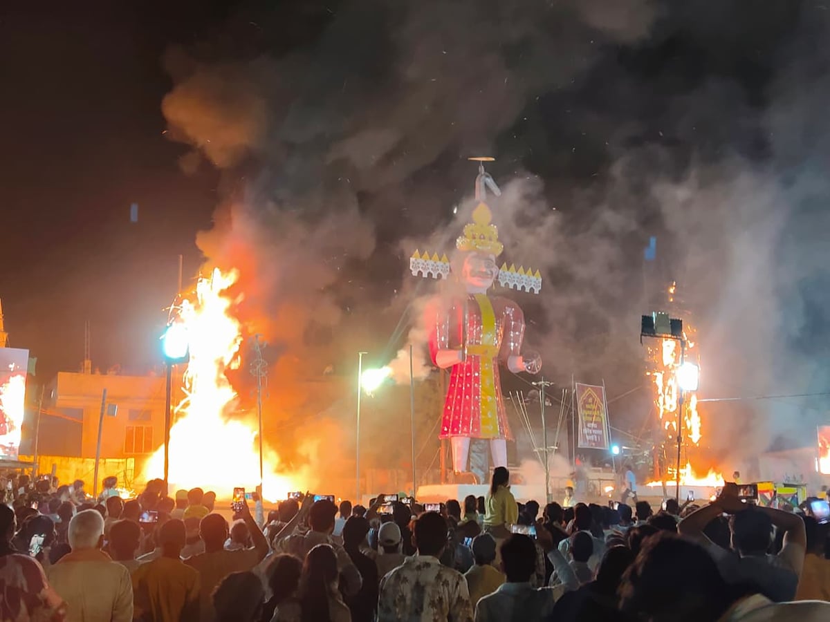 Lalitpur News: रावण के साथ कुंभकरण और मेघनाद के पुतलों का हुआ दहन
