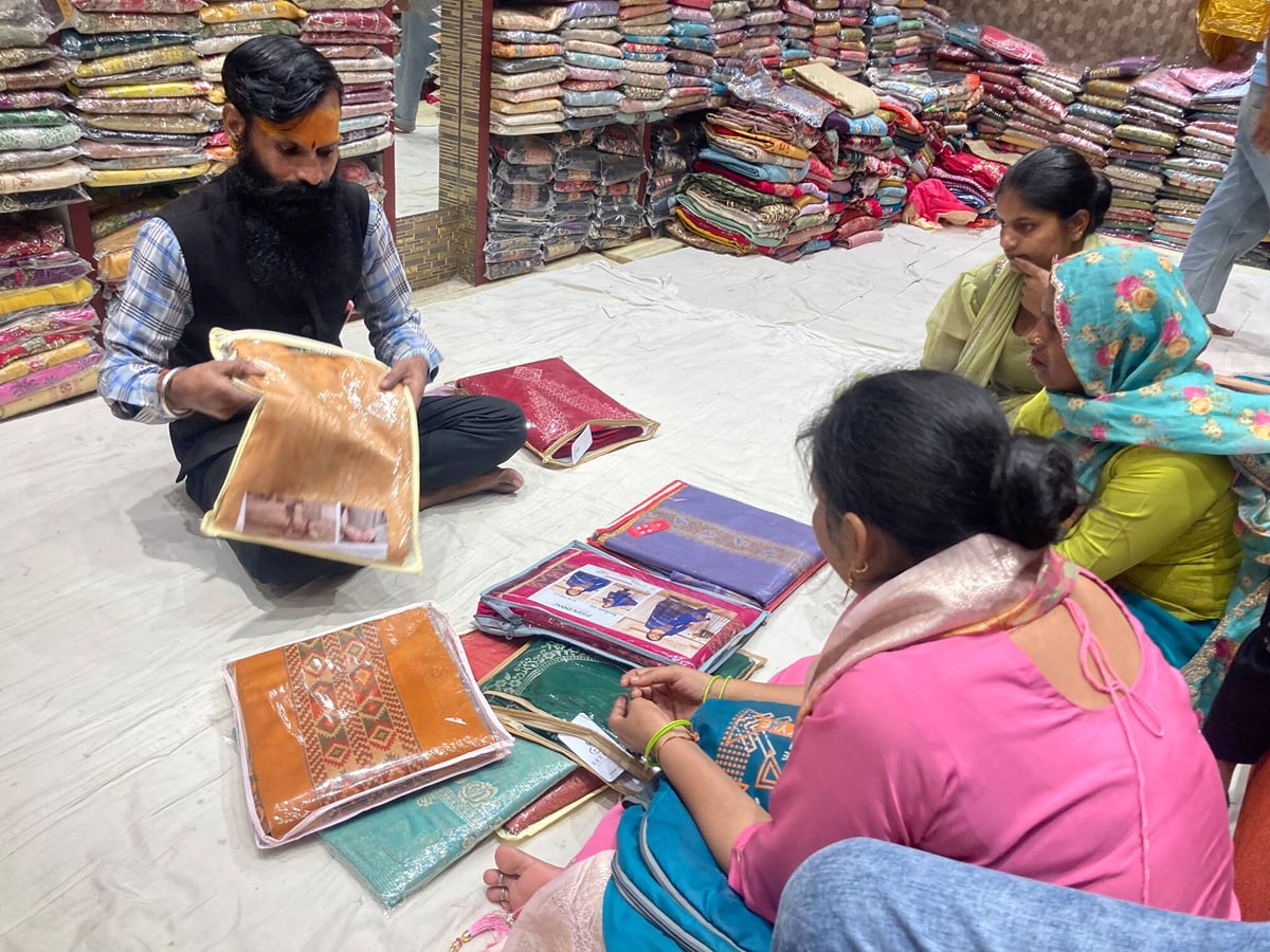 Saharanpur News: करवाचौथ के लिए सजा बाजार, ऑफर की भरमार