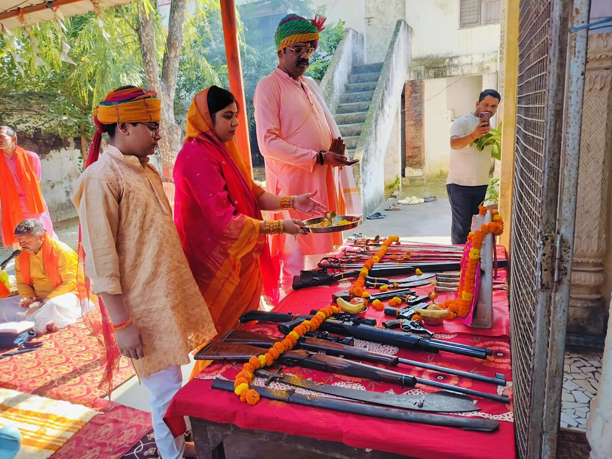 Jaunpur News: राजहवेली में सजा राजदरबार, किया गया शस्त्र पूजन