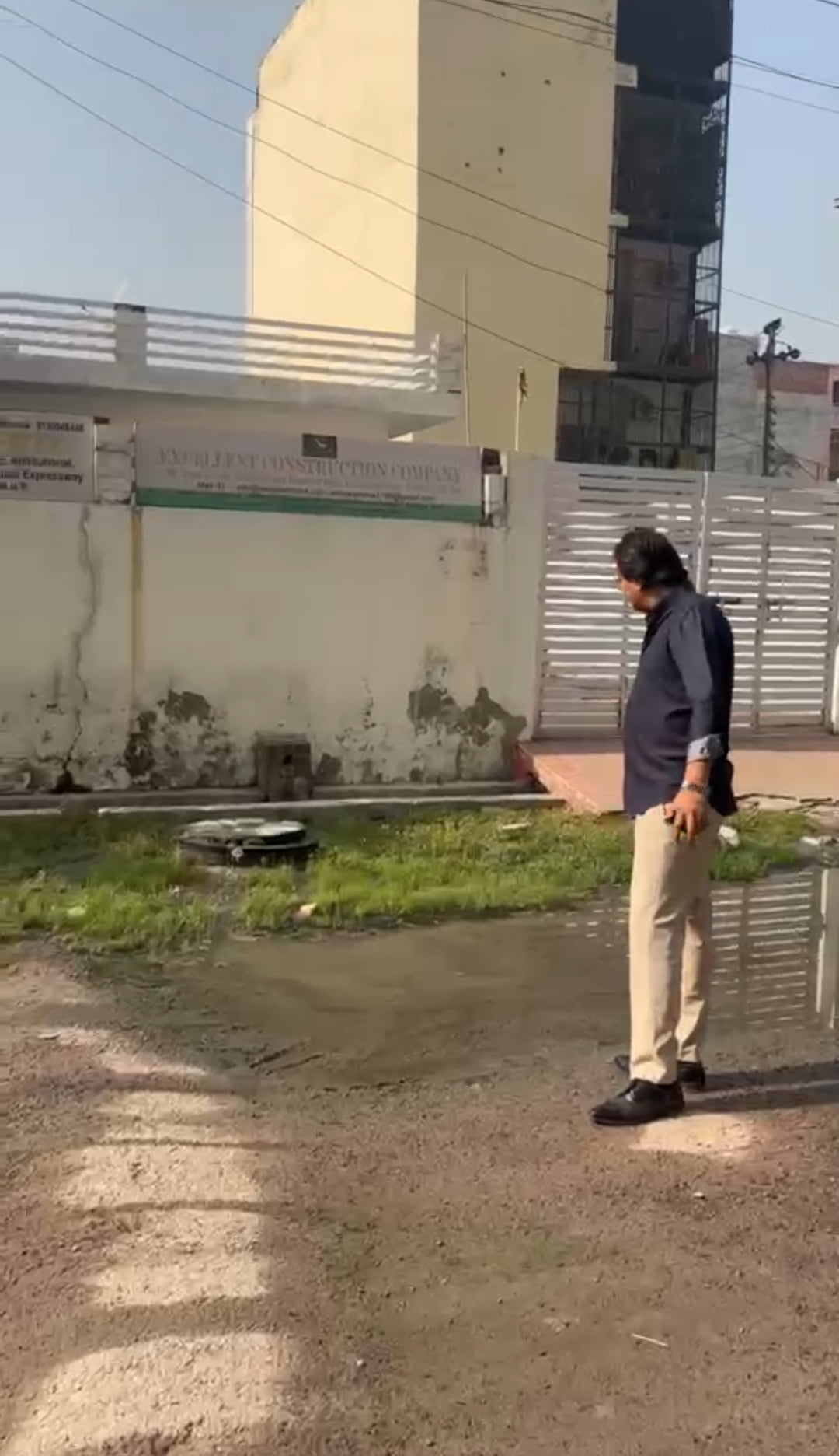 Noida News: सेक्टर-144 में मदर डेयरी वाली सड़क पर जलभराव