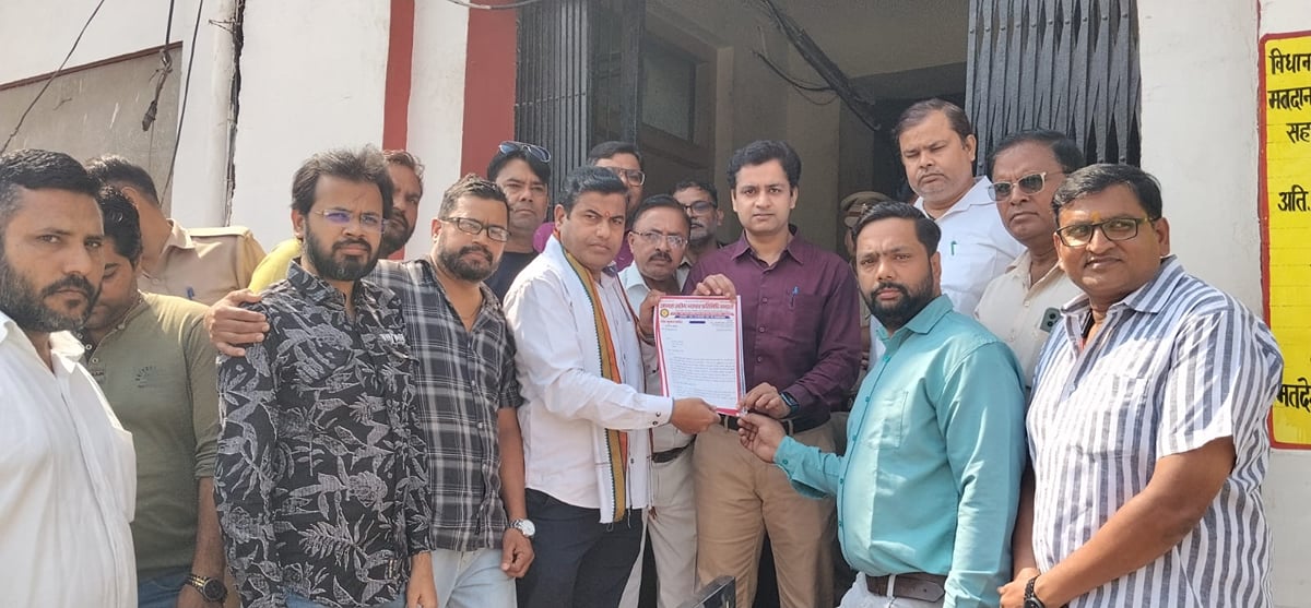 Agra News: सीलिंग और ध्वस्तीकरण के नोटिसों के विरोध में उतरे व्यापारी