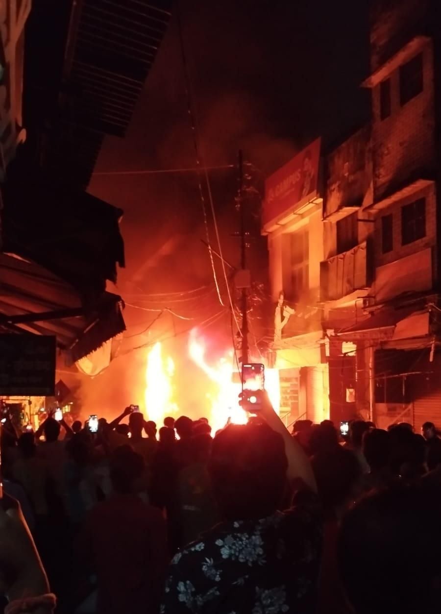 Lucknow News: ई स्कूटी शोरूम में चार्जिंग के दौरान लगी आग